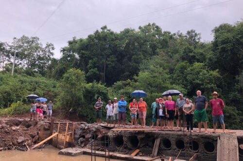 Vereadores fiscalizam obra de pontilhão na comunidade de Chico Ruivo