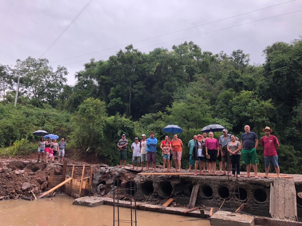 Vereadores fiscalizam obra de pontilhão na comunidade de Chico Ruivo