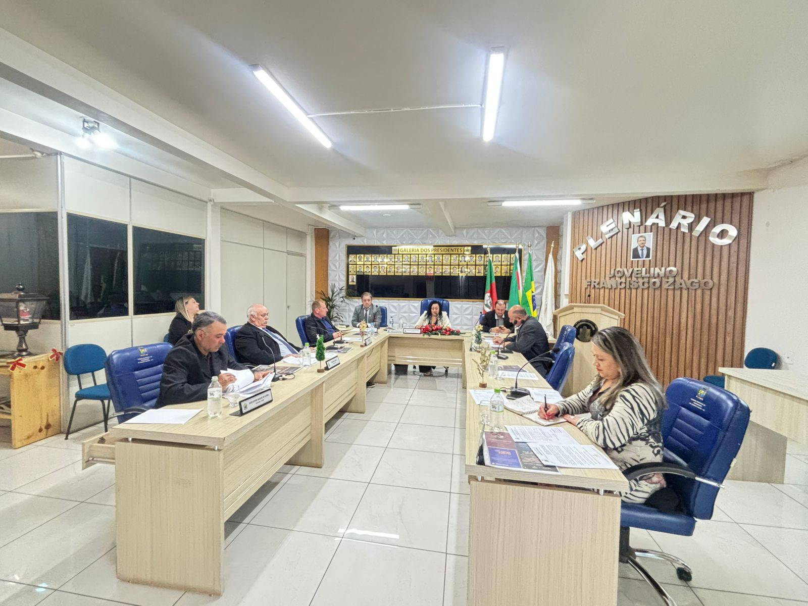 Câmara empossa novo vereador e aprova projetos importantes de contratação