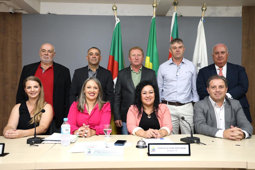 Legislativo empossa suplentes e aprova projetos durante sessão ordinária